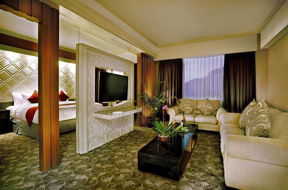 Atria Hotel Malang Exterior photo